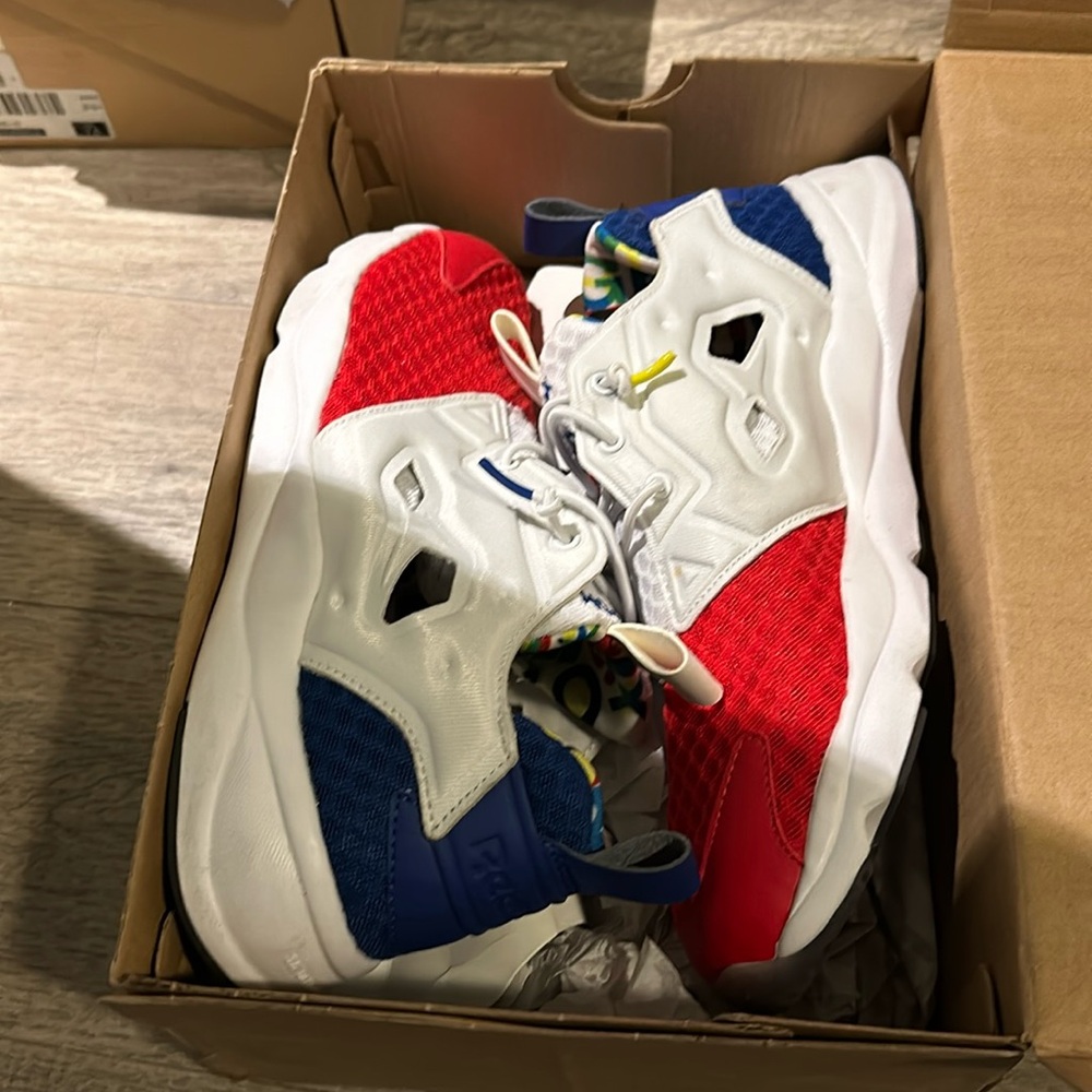 Reebok 8.5 red white blue sneakers men’s